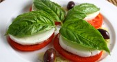Caprese, un classico della tradizione mediterranea: pomodoro e mozzarella.