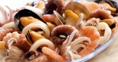 Insalata di mare: gamberi, cozze, calamari e una spremuta di limone.