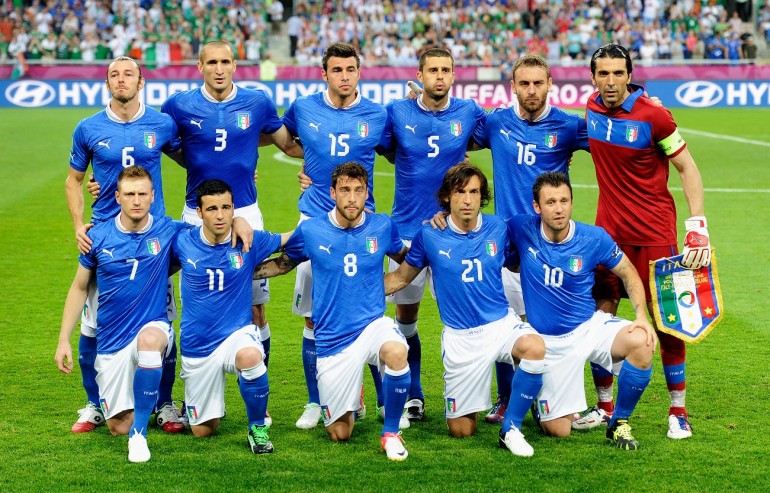 L'Italia del 18 giugno 2012: In piedi: Balzaretti, Chiellini, Barzagli, Thiago Motta, De Rossi, Buffon; accosciati: Abate, Di Natale, Marchisio, Pirlo, Cassano