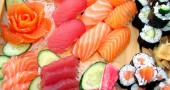 Se avete una pescheria di fiducia chiedete il pesce per fare del sushi, in alternativa andate a ritirarlo al ristorante.