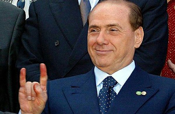 Le-corna-di-Silvio-Berlusconi.jpg