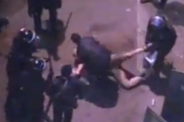 Il video dell'uomo nudo picchiato dalla polizia