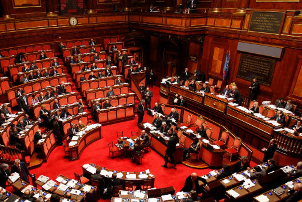 L 39 altra casta sprechi e privilegi dei dipendenti del for Il parlamento italiano attuale