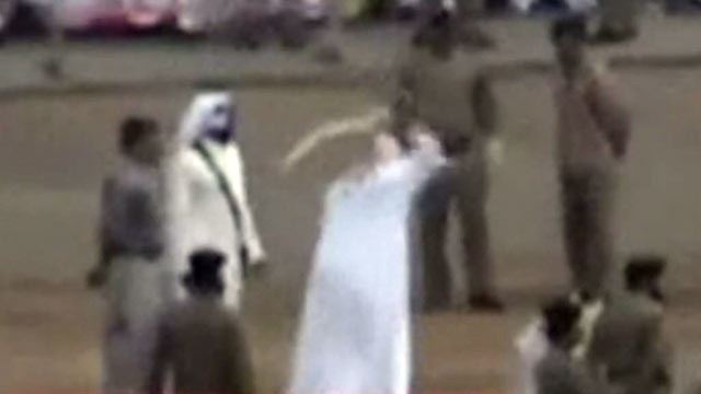 Gli uomini decapitati e appesi in Arabia Saudita