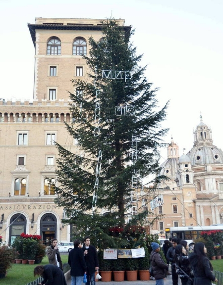 Albero Di Natale Roma.Roma E L Albero Di Natale Della Discordia A Piazza Venezia Giornalettismo