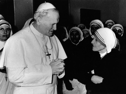 Giovanni Paolo II con Madre Teresa di Calcutta nel 1979. Foto: Keystone/Getty Images
