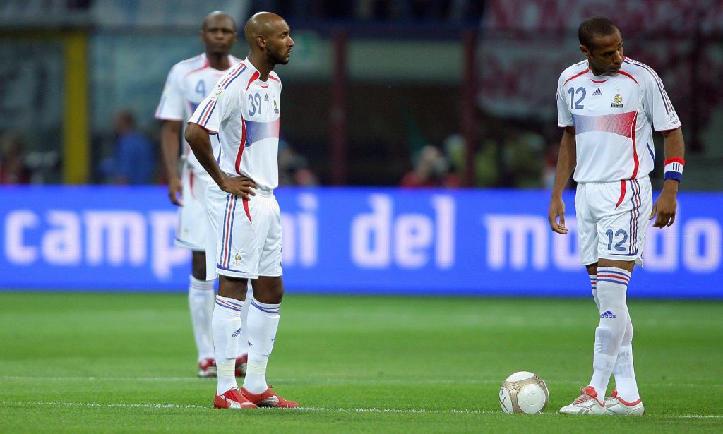 Anelka e Vieira a San Siro con la maglia della nazionale nel 2007. (Photo credit FILIPPO MONTEFORTE/AFP/Getty Images)