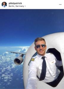 selfie in quota con la testa fuori dall'aereo