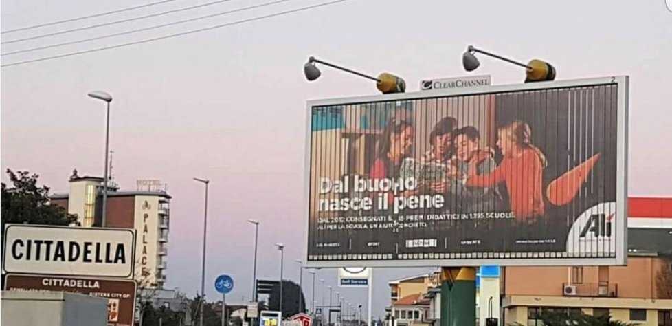 Il cartellone pubblicitario che diventa hot per errore: «Dal buono nasce il p…» | FOTO