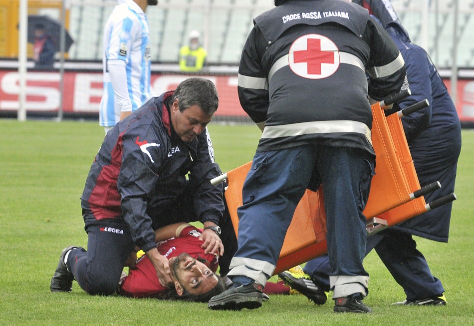 262552-emergency-workers-attempt-to-help-piermario-morosini-after-he-collapse