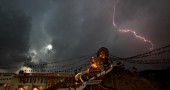 Il fulmine colpisce una Stupa buddista nei pressi di Kathmandu. È l'aprile del 2010.