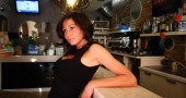 Laura Maggi la sexy barista con abiti provacanti seduce i clienti nel bar "Le Cafè"