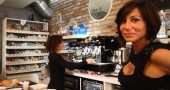 Laura Maggi la sexy barista con abiti provacanti seduce i clienti nel bar "Le Cafè"