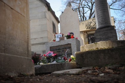 La tomba di Jim Morrison, presso il cimitero di Père Lachaise a Parigi