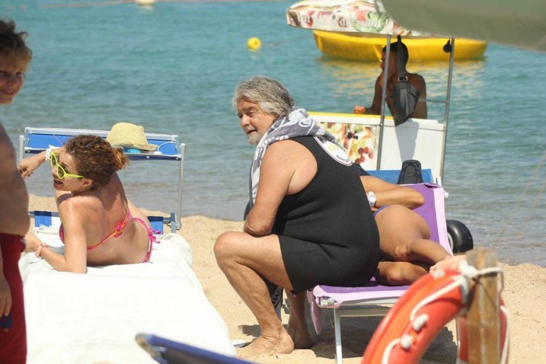 Costa Smeralda, Beppe Grillo al mare con la famiglia