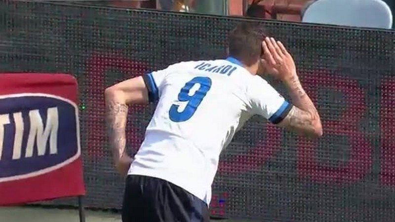 Il gesto dell'orecchio proteso fatto da Icardi alla curva della Sampdoria dopo il momentaneo 0-1