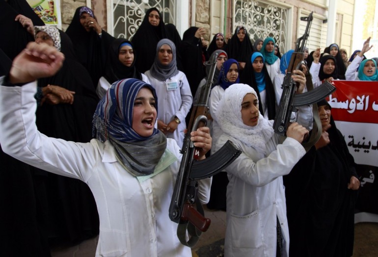 Non solo le curde, altre donne irachene si mostrano pronte alla lotta (Photo credit HAIDAR HAMDANI/AFP/Getty Images)