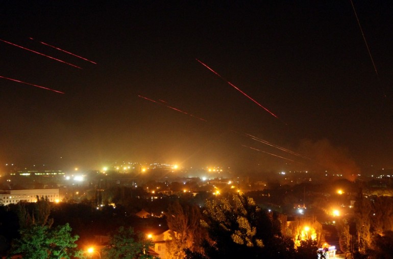 Battaglia a Lugansk nella notte (Foto SERGEY GAPON/AFP/Getty Images)