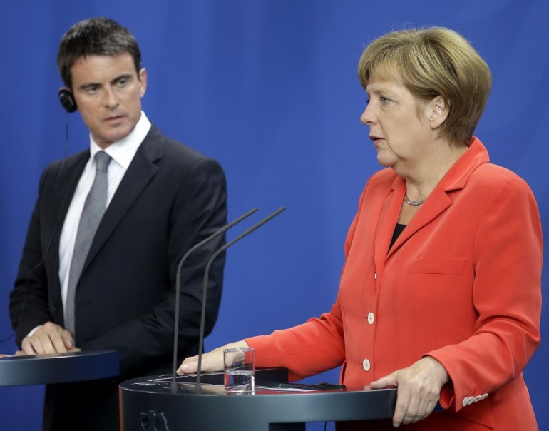 Manuel Valls e Angela Merkel. (AP Photo/Michael Sohn