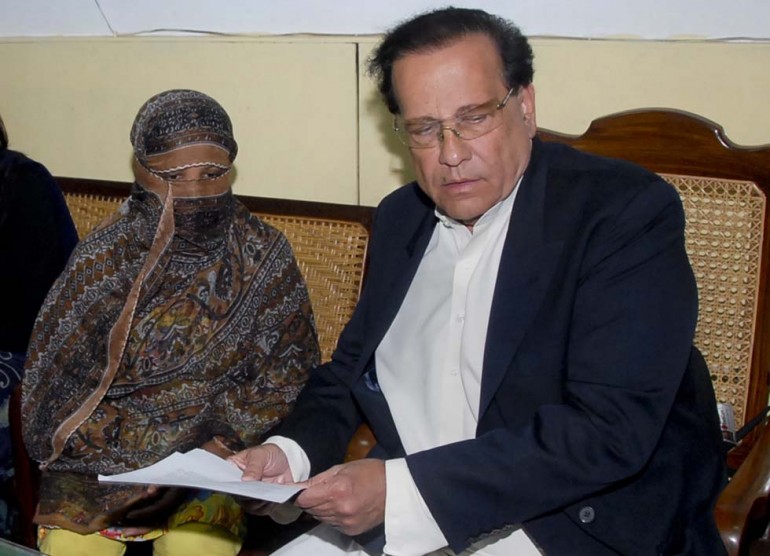 Asia Bibi con Salman Taseer, governatore della Provincia del Punjab (poi assassinato nel 2011) Foto: AP Photo/LaPresse