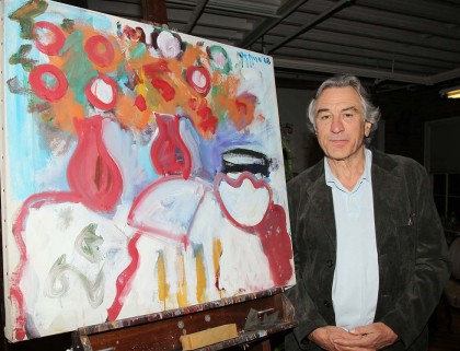 Robert De Niro nel 2010, accanto a un quadro dipinto da suo padre. Foto: .(AP Photo/Starpix, Dave Allocca, File)