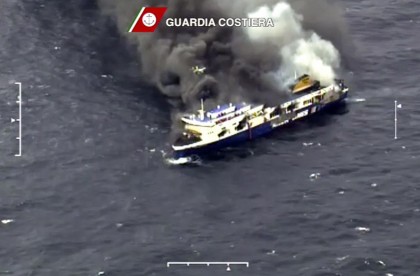 Il "vero" Norman Atlantic in fiamme nelle foto di REUTERS/Guardia Costiera/Handout via Reuters