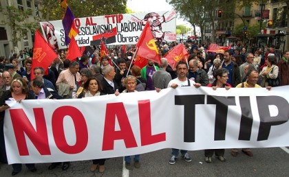 Proteste contro il TTIP. AFP PHOTO / CURTO DE LA TORRE