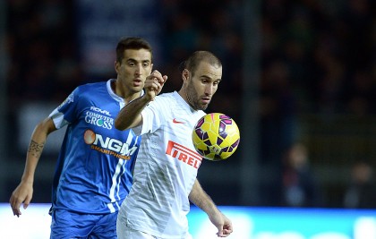 Empoli-Inter difende il pallone palacio