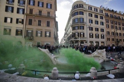 Roma, la Fontana della Barcaccia devastata dai  tifosi del Fayenoord