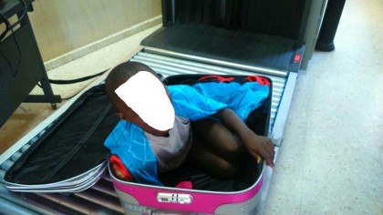 bambino nascosto valigia marocco