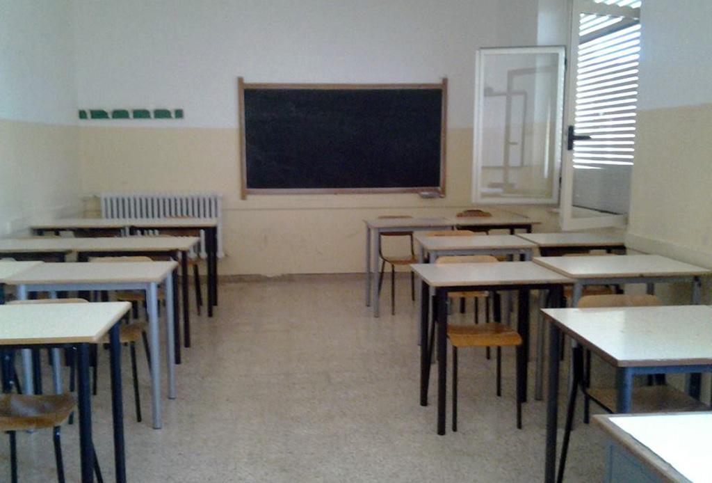 La classe vuota di Gianluca. (foto ANSA/ MARIA GIOVANNA FOSSATI)