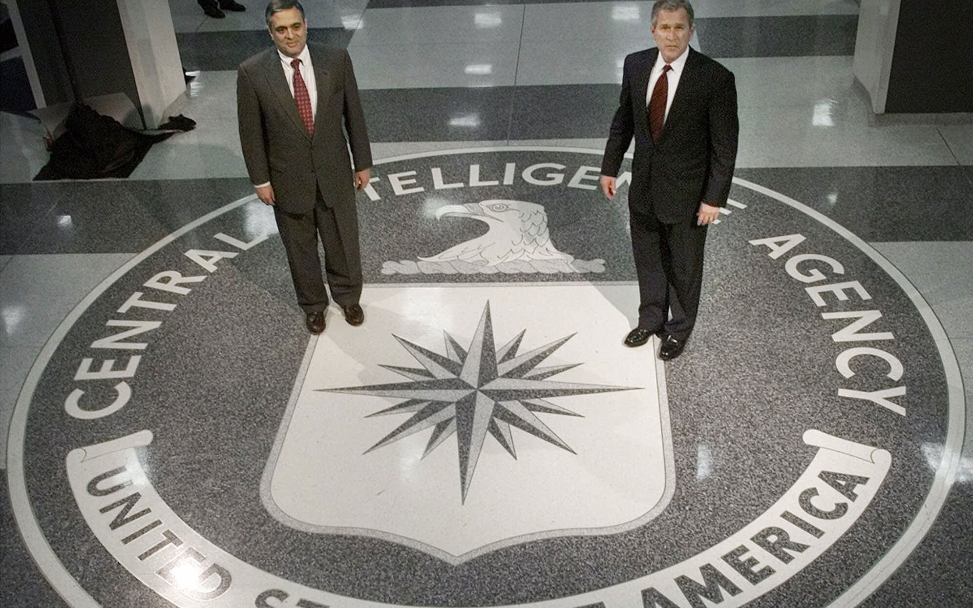 George Bush e l'allora capo della CIA George Tenet nel 2001 (Photocredit Pablo Martinez Monsivais)