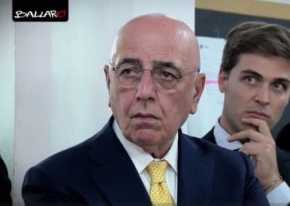 La faccia di Galliani davanti all'incitamento di Silvio