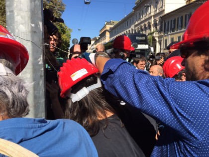 Filo spinato vicino alla festa dell'Unità a Milano. Foto del nostro inviato Andrea Mollica