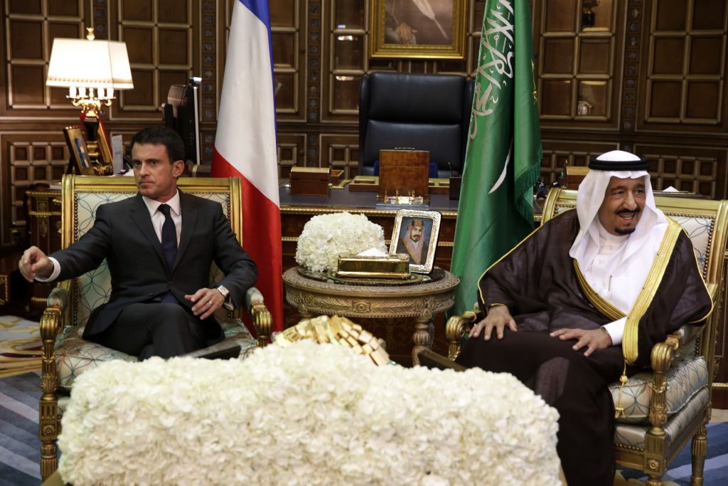 Re Salman ha incontrato il primo ministro francese Manule Valls (Photo credit should read KENZO TRIBOUILLARD/AFP/Getty Images)