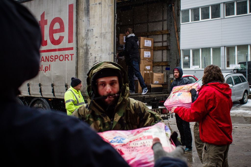 Volontari di Poznan caricano n camion di aiuti per i rifugiati  bloccati in Bulgaria (Photo credits  WOJTEK RADWANSKI/AFP/Getty Images)  