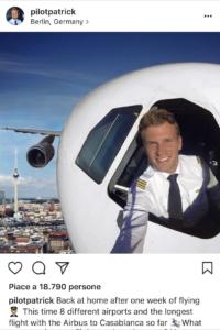 selfie in quota con la testa fuori dall'aereo