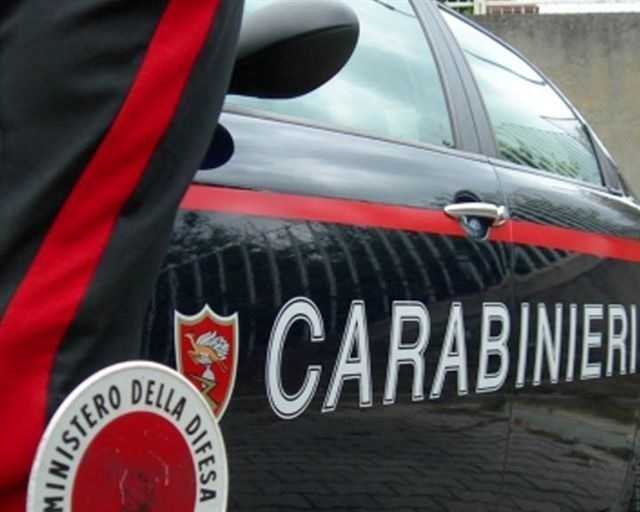 Porta due donne in caserma e fa sesso con una di loro, segnandosi lo straordinario: indagato carabiniere