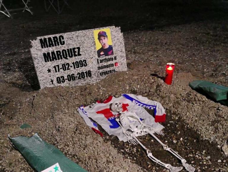 La vergognosa lapide con l’immagine di Marc Marquez nel giorno del GP del Mugello